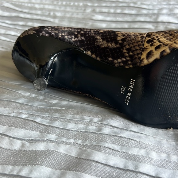 Elegant Snake Print Heels - Picture 5 of 7